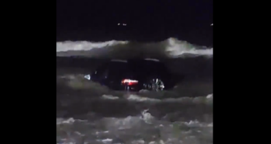VÍDEO: Maré arrasta carro na praia do Araçagi, em São Luís