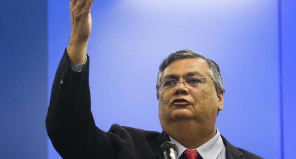 Flávio Dino lança edital para ampliar segurança nas escolas