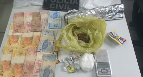 Mulher é presa suspeita de comercializar drogas na própria casa