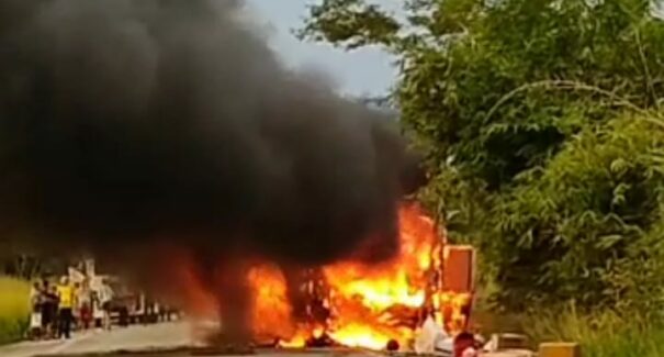 Ônibus pega fogo e deixa rodovia interditada na BR-222 no município de Arari