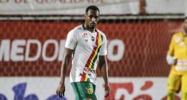 Sampaio suspende contrato do zagueiro Allan Godói