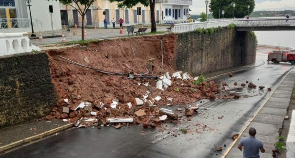 Chuva forte derruba muro na região do Palácio dos Leões