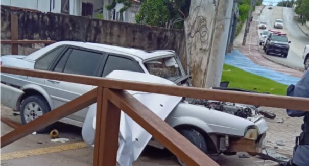 Motorista morre após carro colidir no muro de uma residência no Olho D’Água