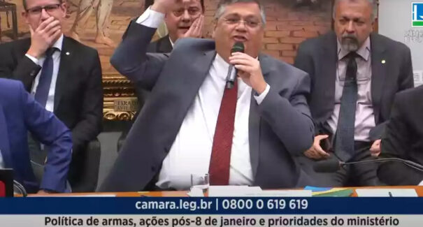 Flávio Dino debocha de deputado sobre responder a 277 processos