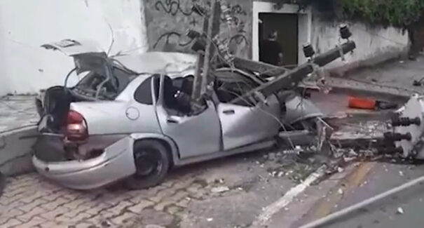 Motorista perde controle de veículo e derruba poste na Avenida das Cajazeiras
