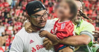 Homem invade campo com criança no colo e agride jogador após Inter x Caxias
