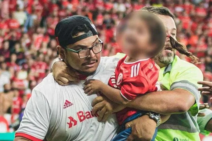 Briga generalizada no gauchão é marcada por torcedor com criança de colo  invadindo estádio