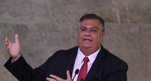Dino anuncia que PL para regulamentação das redes sociais está sendo preparada