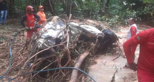 Carro é arrastado por enxurrada e três homens morrem em Açailândia