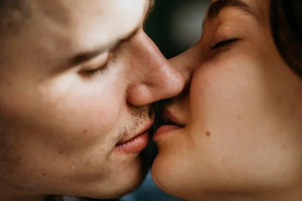 O amor está no ar! Em celebração ao Dia do Beijo no Japão, fãs