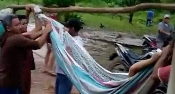 Mulher é transportada dentro de rede para ser atendida em hospital do Maranhão