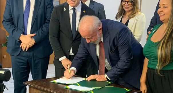Presidente Lula assina projeto de lei que garante verba para piso da enfermagem