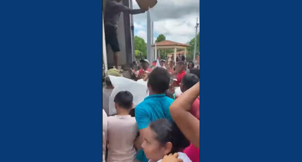 VÍDEO: Em Anapurus, população recolhe peixes distribuídos pela prefeitura, alguns estragados