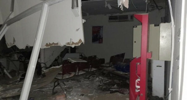 Criminosos encapuzados explodem agência bancária em São Vicente Ferrer