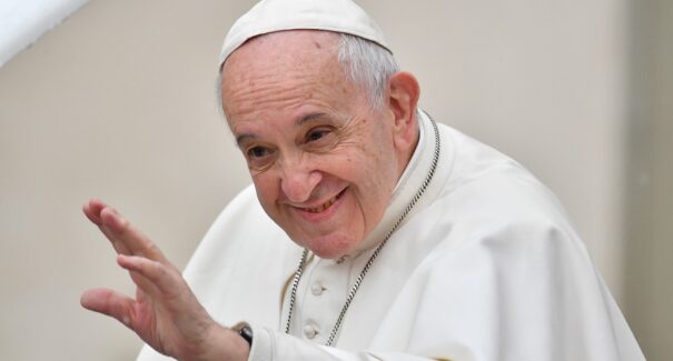 Papa Francisco segue estável e se recupera de infecção respiratória, diz Vaticano