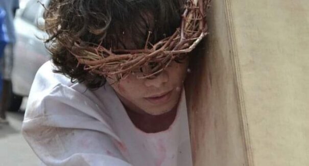 Jovens realizam encenação da Via Sacra no Centro de São Luís