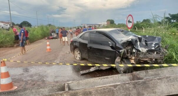 Colisão entre carro e moto derruba poste de iluminação na BR-226, em Timon