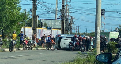 Acidente no Cohafuma deixa motociclista ferido e carro atravessado na pista