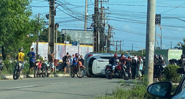 Acidente no Cohafuma deixa motociclista ferido e carro atravessado na pista