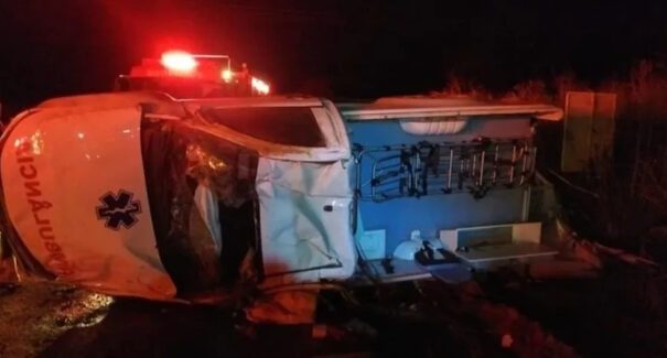 Acidente na BR-010 envolvendo ambulância deixa uma pessoa morta e quatro feridas