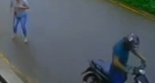 VÍDEO: Assaltante derruba mulher de moto em movimento
