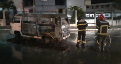 Kombi fica completamente destruída após pegar fogo em avenida de São Luís