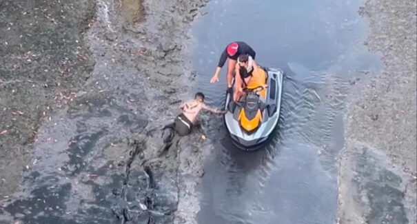 Casal é resgatado de helicóptero após ficar encalhado em mangue durante passeio de jet ski
