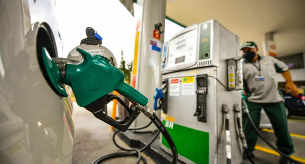 Lula critica alta do diesel e diz que aumentos não se justificam mesmo com subsídios
