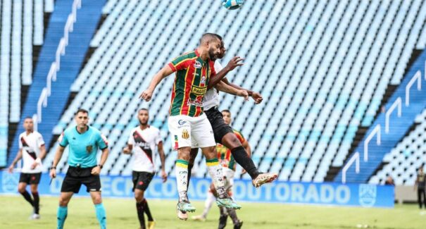 Sampaio Corrêa faz gol no fim e empata com Atlético-GO