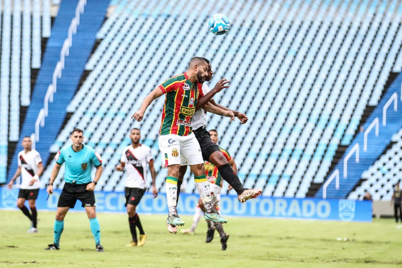 Em jogo de falhas de lado a lado, Botafogo e Atlético-GO empatam