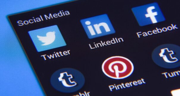 Podem as redes sociais regular a desinformação?