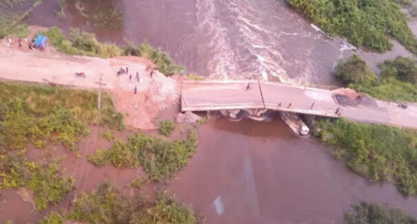 Ponte de acesso a cidade de Cajari é interditada devido ao risco de desabamento