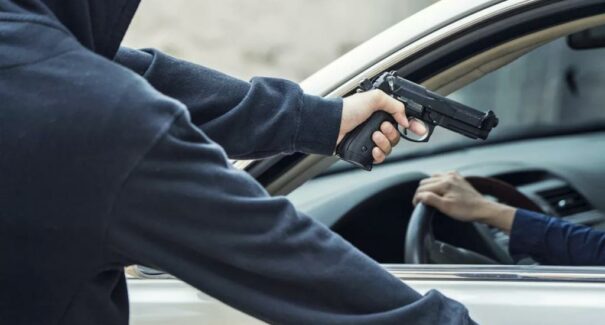 Motorista de aplicativo é sequestrado e resgatado após perseguição policial