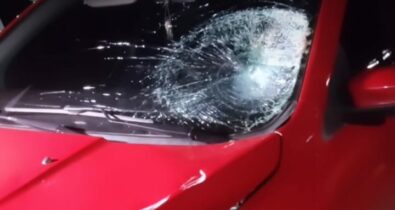 Bandidos roubam carro com motorista de aplicativo e uma pessoa é atropelada