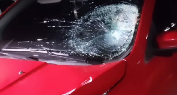 Bandidos roubam carro com motorista de aplicativo e uma pessoa é atropelada