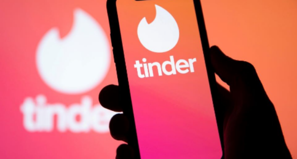 Tinder proíbe links de redes sociais na bio e prints de conversas