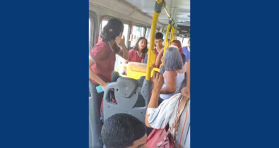 VÍDEO: Idosa agride verbalmente estudante por ‘esbarrão’ em ônibus da capital