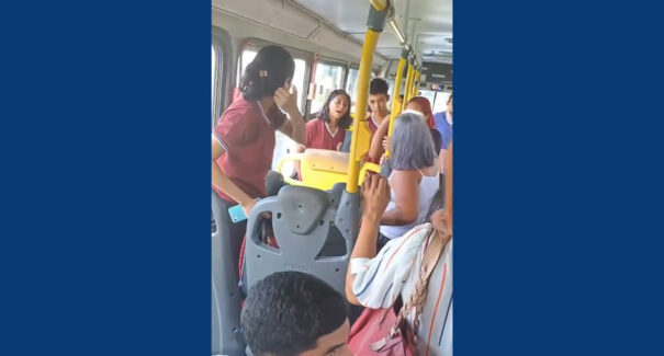 VÍDEO: Idosa agride verbalmente estudante por ‘esbarrão’ em ônibus da capital