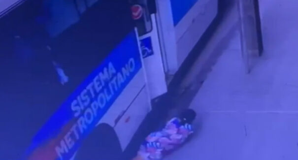 VÍDEO: mulher é atropelada por ônibus ao cair do veículo em São Luís