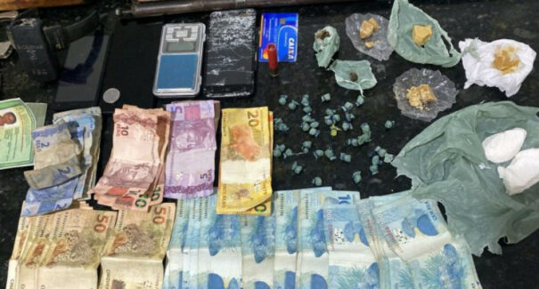 Polícia prende mãe e filho suspeitos de envolvimento com tráfico de drogas