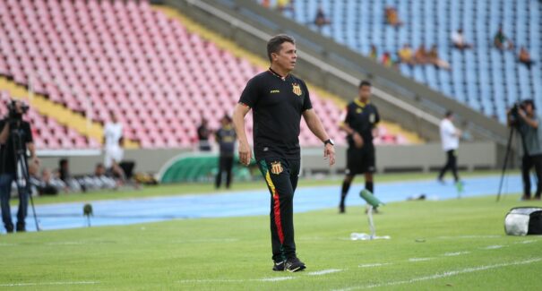 Sampaio Corrêa dispensa o técnico Evaristo Piza