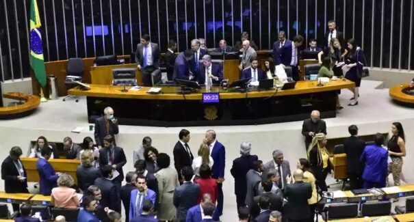Câmara aprova PL que torna crime discriminar políticos