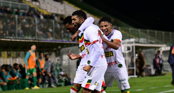 Sampaio impõe derrota à Chapecoense e sobe na Série B