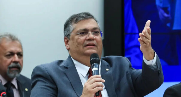Flávio Dino defende regulação da internet para garantir escolas seguras