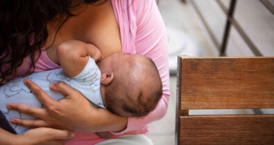 Meio frasco de leite materno pode alimentar até 10 bebês e salvar vidas, diz OMS