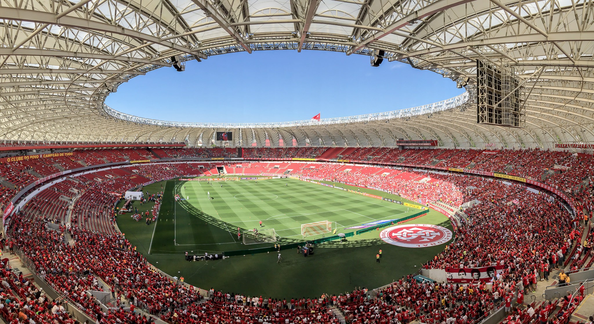 Torcedor do Inter invade campo com criança no colo e agride atleta do Caxias