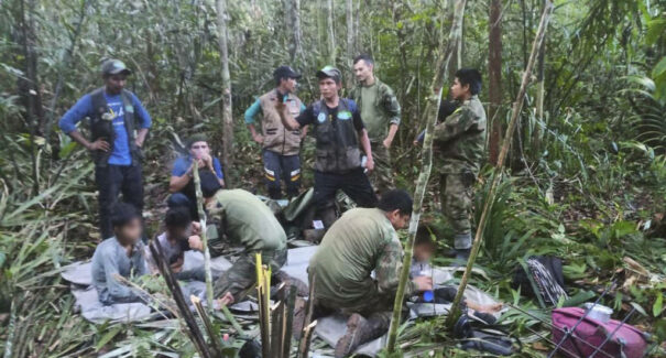 Quatro crianças colombianas que sobreviveram à queda de avião são resgatadas