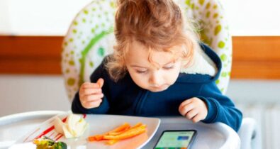 Uso de telas na hora da refeição interfere no paladar da criança