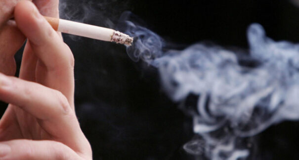 Entre a vida, a fumaça e o recomeço: o cigarro que atravessa gerações