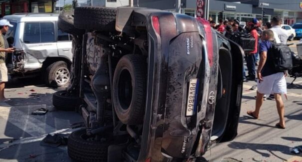 Acidente envolvendo quatro veículos deixa feridos na Avenida dos Holandeses